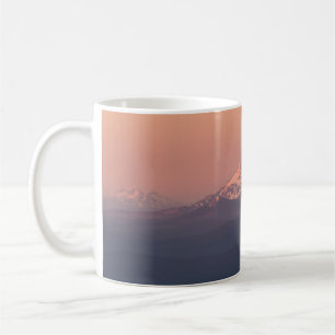 AERIELLE FOTOGRAFIE DES BERGES MIT SCHNEE KAFFEETASSE