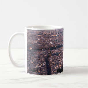 AERIELLE SICHT AUF DIE STADT GEBÄUDE WÄHREND DES KAFFEETASSE