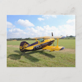 Aerobatisches Bi-Flugzeug auf dem Feld Postkarte