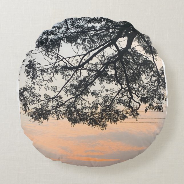 Aesthetic Tree Silhouette Against Pastel Sunset Sk Rundes Kissen (Vorderseite)