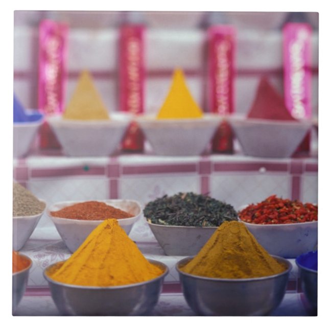AF, Ägypten, Assuan, bunte Gewürze auf dem Markt. Fliese (Vorderseite)