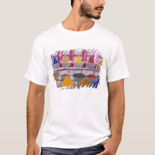 AF, Ägypten, Assuan, Farbige Gewürze auf dem Markt T-Shirt