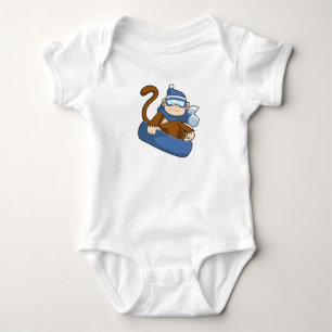 Affe als Snowboarder mit Sonowboard.PNG Baby Strampler