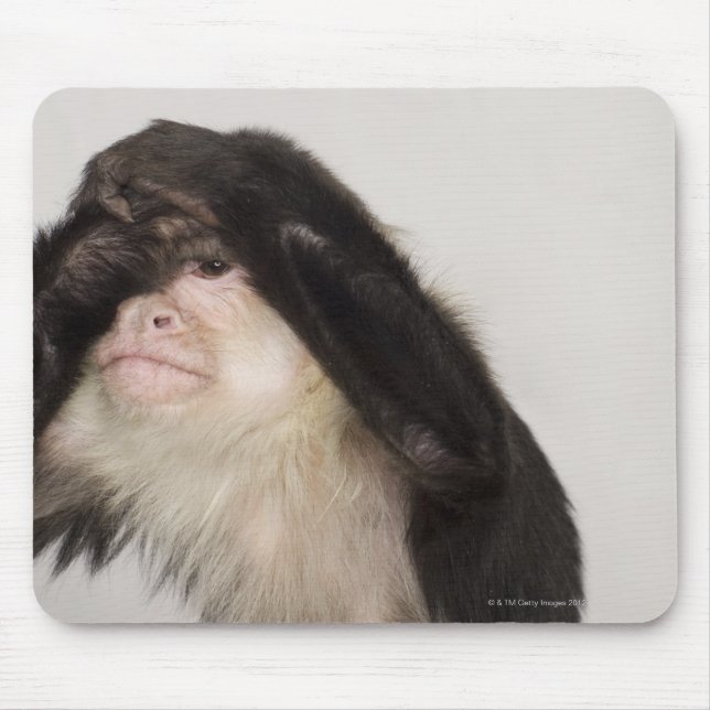 Affe bedeckt die Augen Mousepad (Vorne)