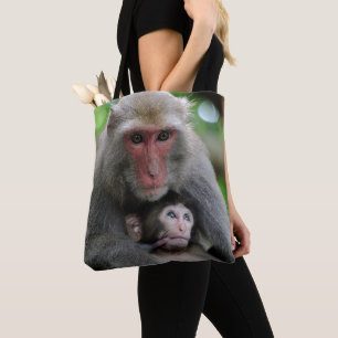 Affe, der ihr Baby Brust-füttert Tasche