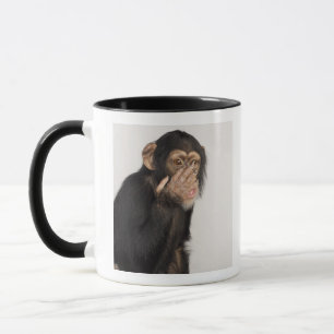 Affe, der sein Gesicht reibt Tasse