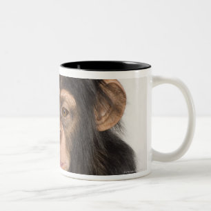 Affe, der seinen Kopf verkratzt Zweifarbige Tasse