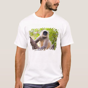 Affe im Dschungel des Ranthambore-Nationalparks T-Shirt