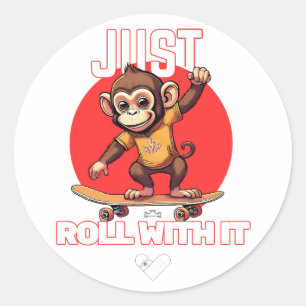 Affe reitet auf einem Skateboard Runder Aufkleber