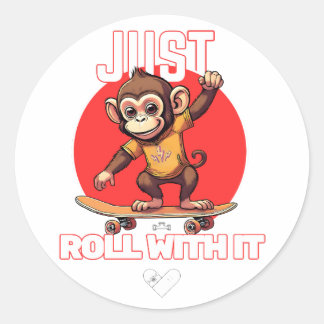Affe reitet auf einem Skateboard Runder Aufkleber