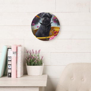 Affenpinscher Hund auf einem Paddel: Ein landschaf Große Wanduhr