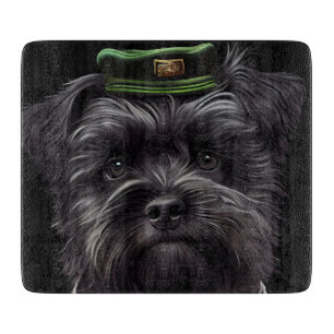 Affenpinscher-Hund im St. Patrick's Day-Kleid Schneidebrett
