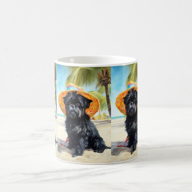 Affenpinscher on Beach, Sommergeschenk für Hundefr Kaffeetasse (Mittel)