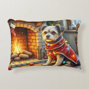 Affenpinscher sitzt vor dem Kamin mit Weihnachtsbe Dekokissen