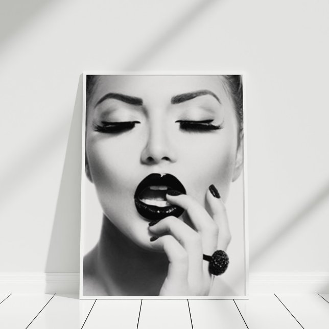 Affiche du modèle de mode (Black and White Fashion Model Poster Print in white frame against white wall.)