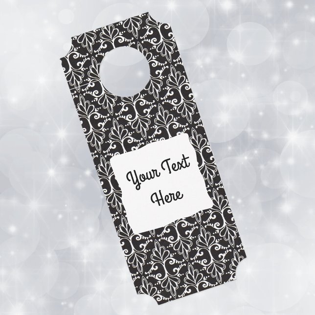 Affichette De Porte Elégant Défilé Damas Design noir blanc (Elegant damask pattern in black and white with fancy white scrolls on paper door hanger.)