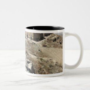 Afghanische nationale Armee und US-Soldaten Zweifarbige Tasse