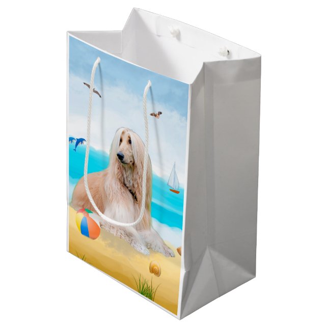 Afghanischer Hund am Strand Mittlere Geschenktüte (Vorderseite Schrägansicht)