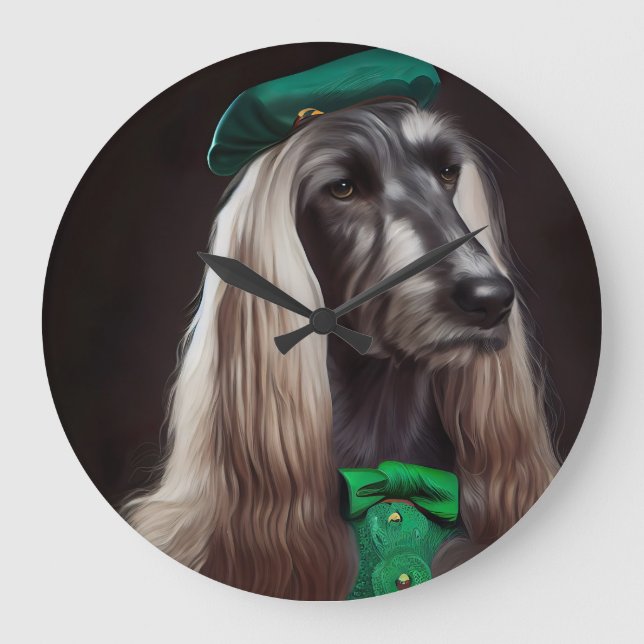 afghanischer Hund in St. Patrick's Day Dress Große Wanduhr (Vorderseite)