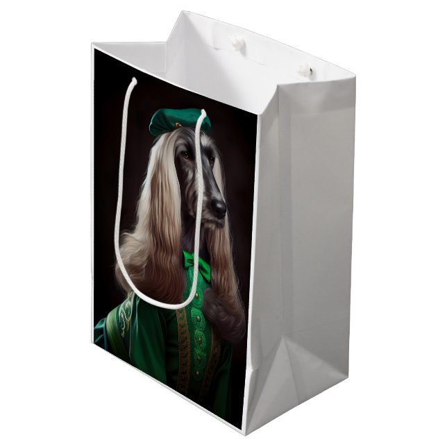 afghanischer Hund in St. Patrick's Day Dress Mittlere Geschenktüte (Vorderseite Schrägansicht)