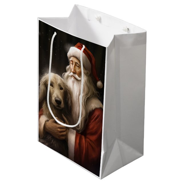 Afghanischer Hund mit Weihnachtsmann Weihnachten Mittlere Geschenktüte (Vorderseite Schrägansicht)
