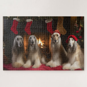 Afghanischer Windhund am Kamin Weihnachten