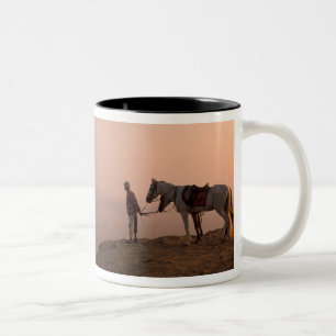 Afrika, Ägypten, Kairo, Giza, Giza-Pyramiden bei Zweifarbige Tasse