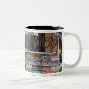 Afrika, Ghana, Accra. Accra Textil & Kunsthandwerk Zweifarbige Tasse