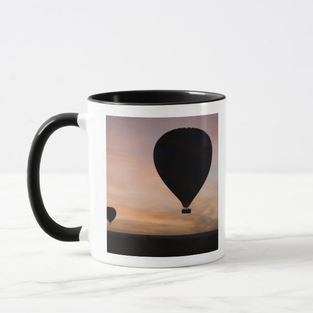 Afrika, Kenia, Masai Mara. Zwei Ballons gleiten Tasse (Links)