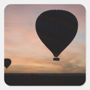 Afrika, Kenia, Masai Mara. Zwei Ballons schweben Quadratischer Aufkleber
