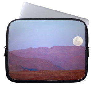 Afrika, Namibia, Sossusvlei. Ein Vollmond ruht Laptopschutzhülle