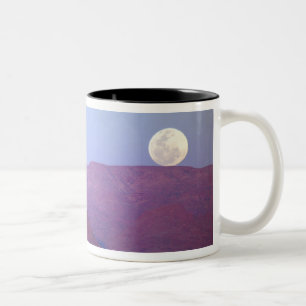 Afrika, Namibia, Sossusvlei. Ein Vollmond ruht Zweifarbige Tasse