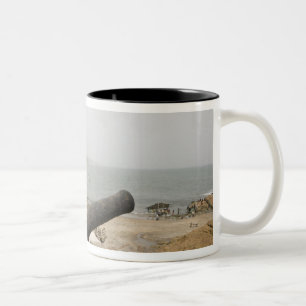 Afrika, Westafrika, Ghana, Elmina. Kanonenkarren Zweifarbige Tasse