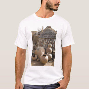 Afrika, Westafrika, Ghana, Sirigu. Handgefertigt T-Shirt