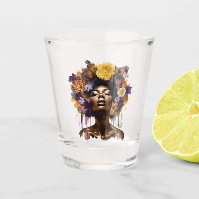 Afrikanisch-amerikanische Frau mit geblümtem Afro- Schnapsglas (Vorderseite)