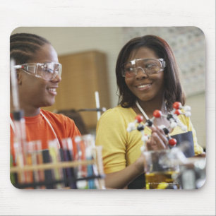 Afrikanisch-amerikanische Teenager im naturwissens Mousepad