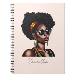 Afrikanische Amerikanerin mit schicke Sonnenbrille Notizblock