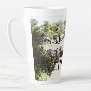 Afrikanische Elefanten überqueren die Straße Milchtasse
