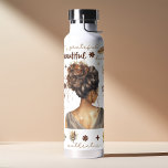 Afrikanische Frau mit Braunhaar-Boho-Bestätigung Trinkflasche<br><div class="desc">Erleben Sie Ihren Tag mit dieser aufregenden Wasserfarben-Boho-Affirmationswasserflasche. Mit einer wunderschönen Abbildung einer Afrikanerin ist diese Flasche eine Erinnerung,  Ihre natürliche Schönheit zu begrüßen und Ihre Kraft zu feiern. Die auf der Flasche aufgedruckten inspirierend Bezeichnungen werden Sie ermutigen,  positiv bleibe und sich auf Ihre Ziele zu konzentrieren.</div>