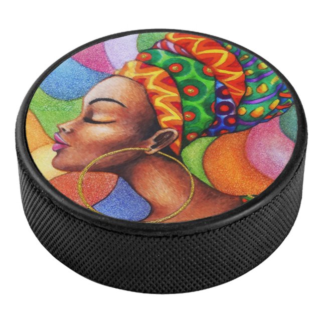 Afrikanische Frau mit traditionellem Wachs Eishockey Puck (3/4)