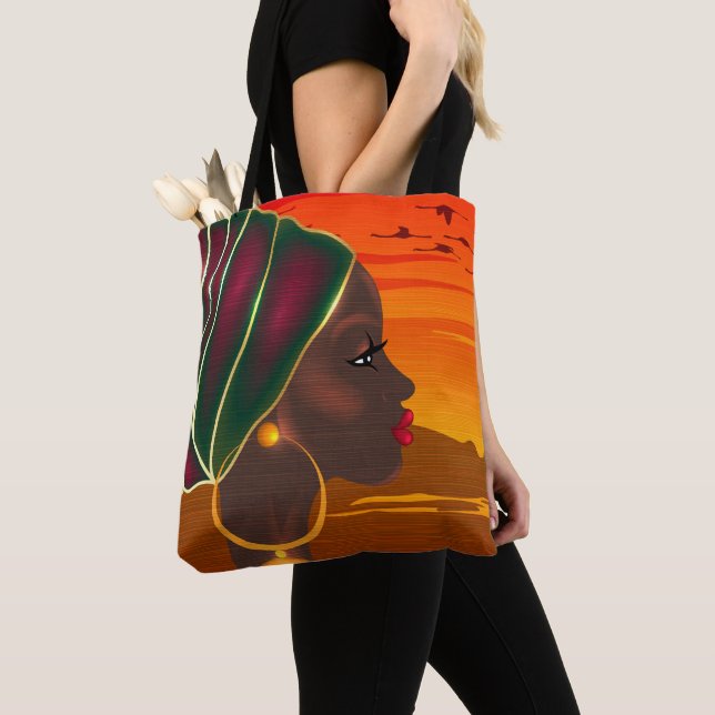 Afrikanische Frau und Savannah Landschaft Sonnenun Tasche (Von Nahem)