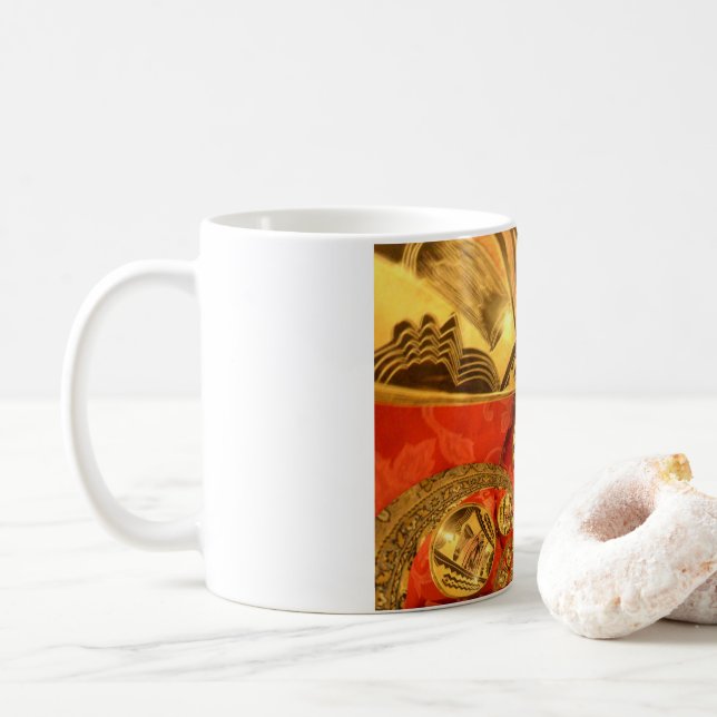 Afrikanische Kulturkunst: Rich Golden Red Design Kaffeetasse (Mit Donut)