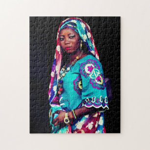 Afrikanische Lady mit türkisfarbenem Kleid