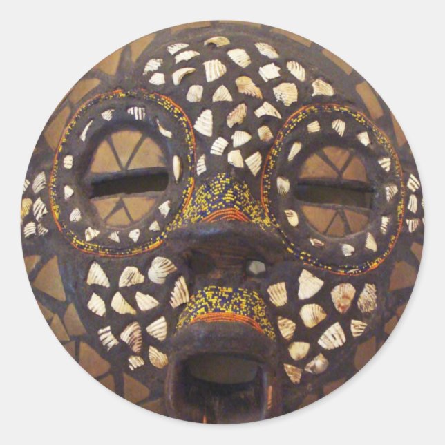Afrikanische Maske mit cowrie-Muscheln Runder Aufkleber (Vorderseite)