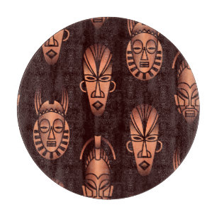 Afrikanische Masken, dunkler Hintergrund Schneidebrett