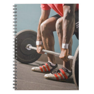 Afrikanischer Amerikaner, der den Fitnessraum trai Notizblock