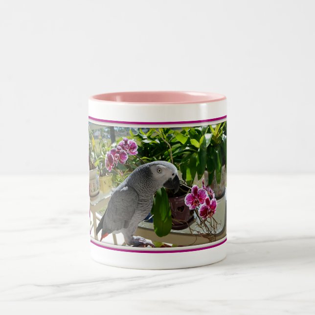Afrikanisches Grau-Papagei mit Orchideen Zweifarbige Tasse (Mittel)