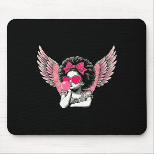Afro Cupid mit Sonnenbrille beim Aufblasen von Kau Mousepad