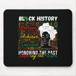 Afro-Mädchen, das die Vergangenheit ehrt und die Z Mousepad
