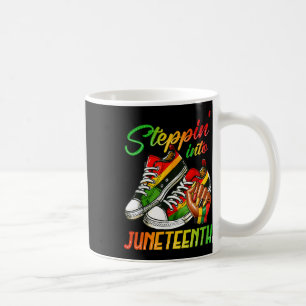 Afro Schwarze Girls Sneakers Treten ins Juni Kaffeetasse